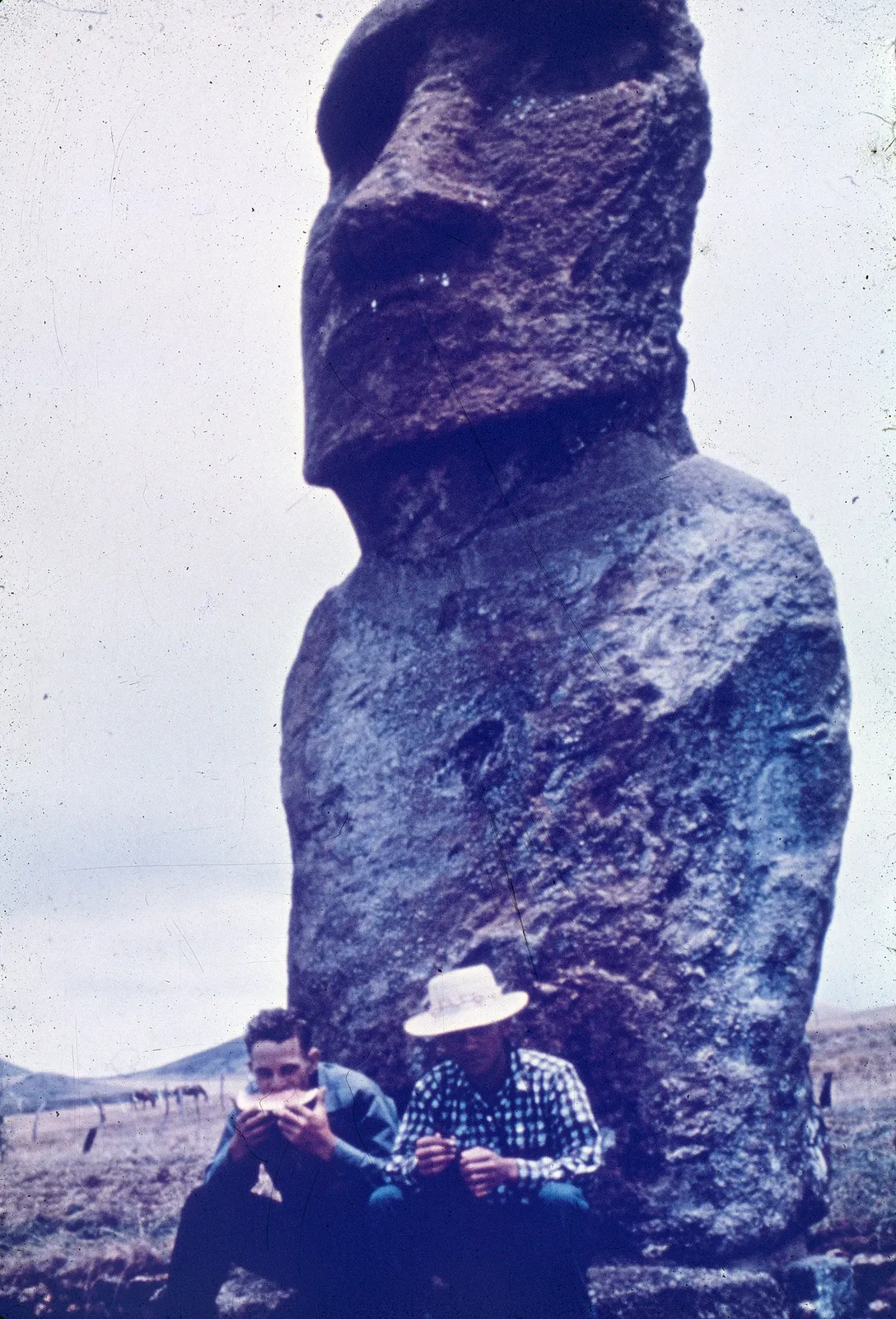 Dos personas y un moai años 60s