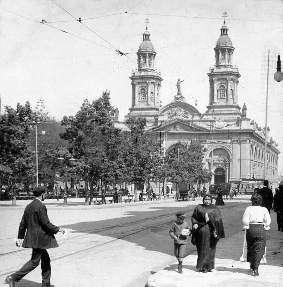 Plaza de Armas y Catedral de Santiago en 1910