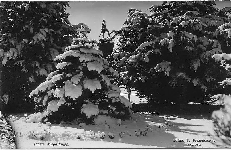 Monumento a Magallanes en invierno, Punta Arenas, años 40