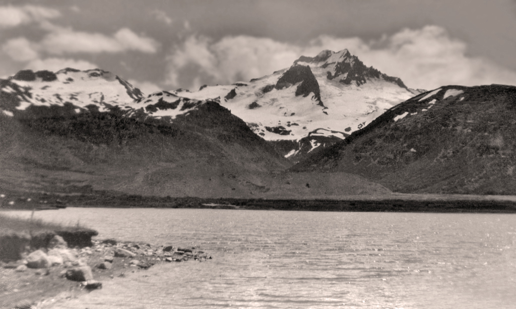 Laguna del Laja y volcán Sierra Velluda