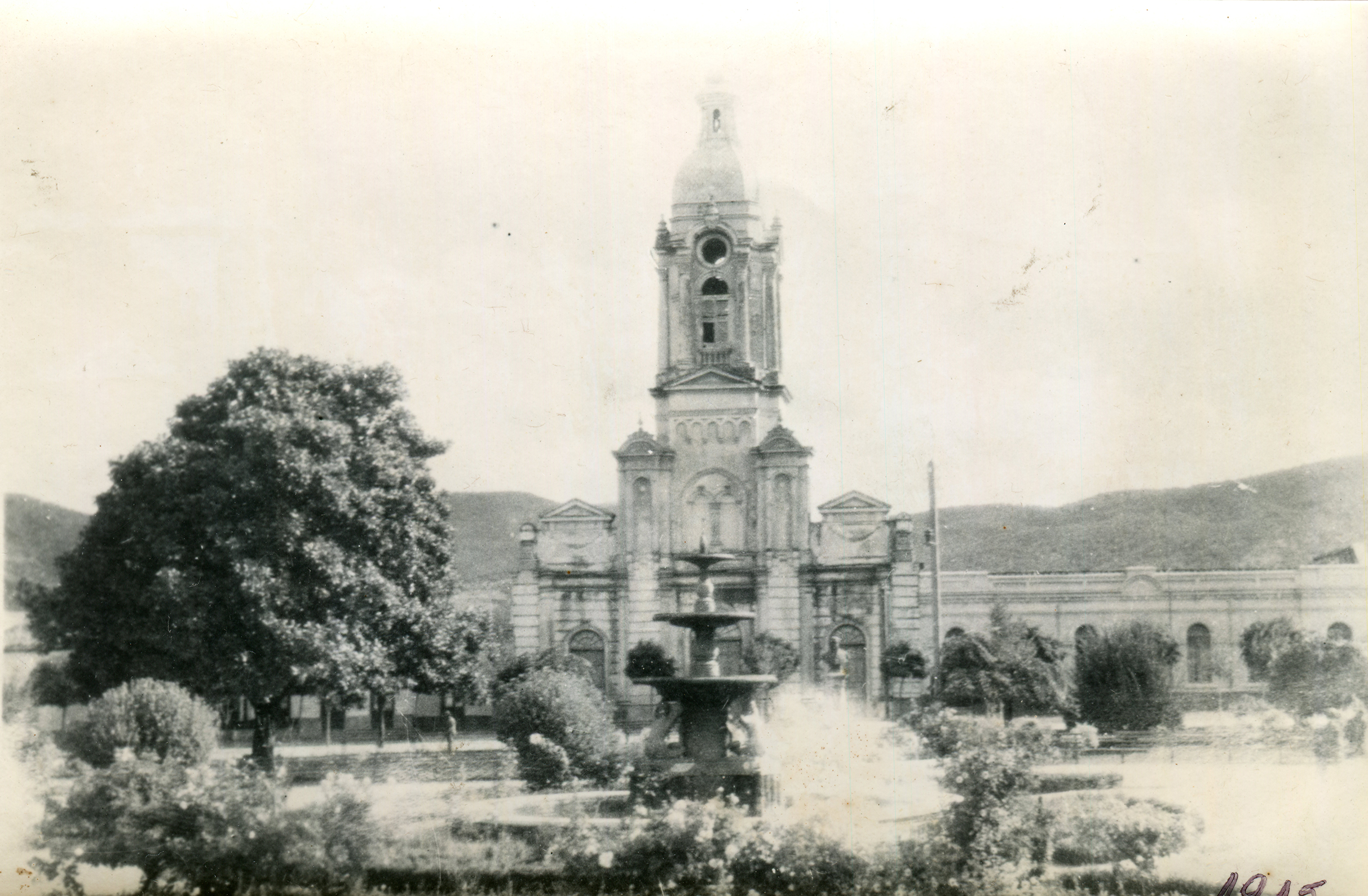 Plaza e Iglesia de Angol en 1915