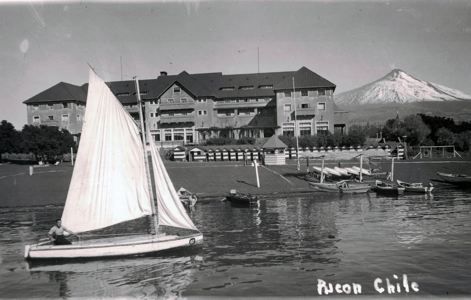 Gran Hotel Pucón y Volcán Villarrica en los 40