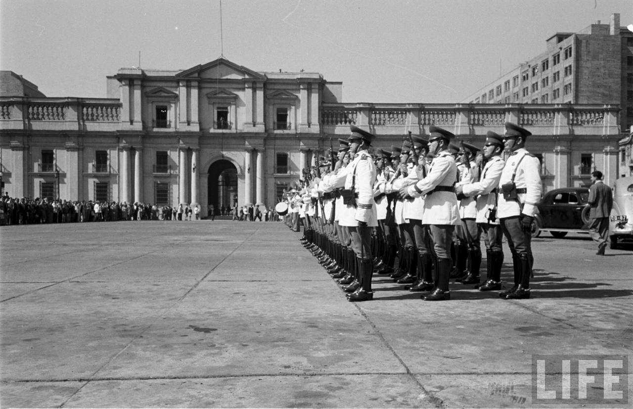 Cambio de guardia en La Moneda, 1950