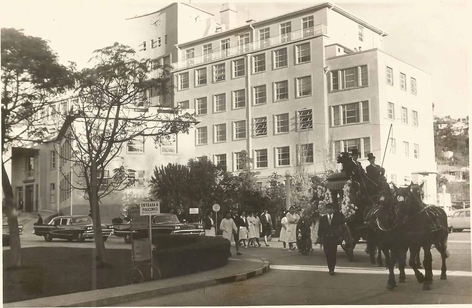 Carroza fúnebre saliendo del hospital Gustavo Fricke, 1965