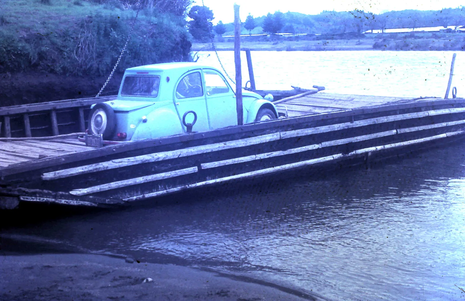 Cruzando el río Ñuble en 1971
