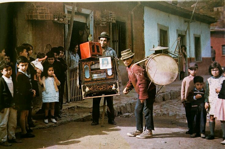 Organillero y Chinchinero en Valparaíso, 1970