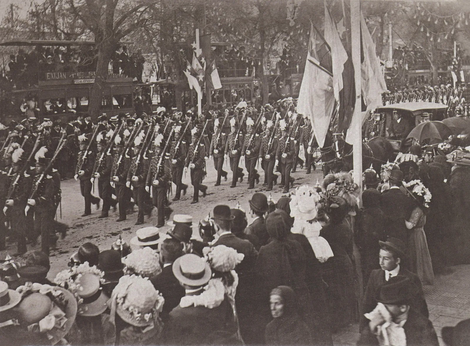 Desfile militar en Santiago por celebración del Centenario de Chile