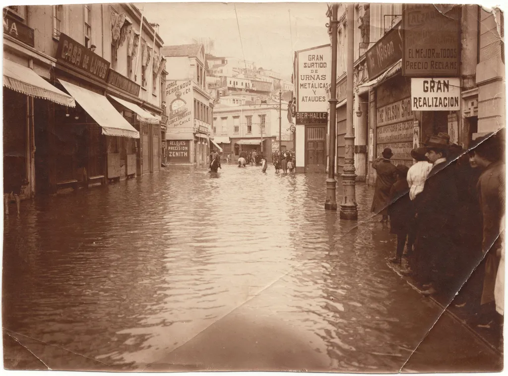 Inundación en Calle Condell de Valparaíso en 1920