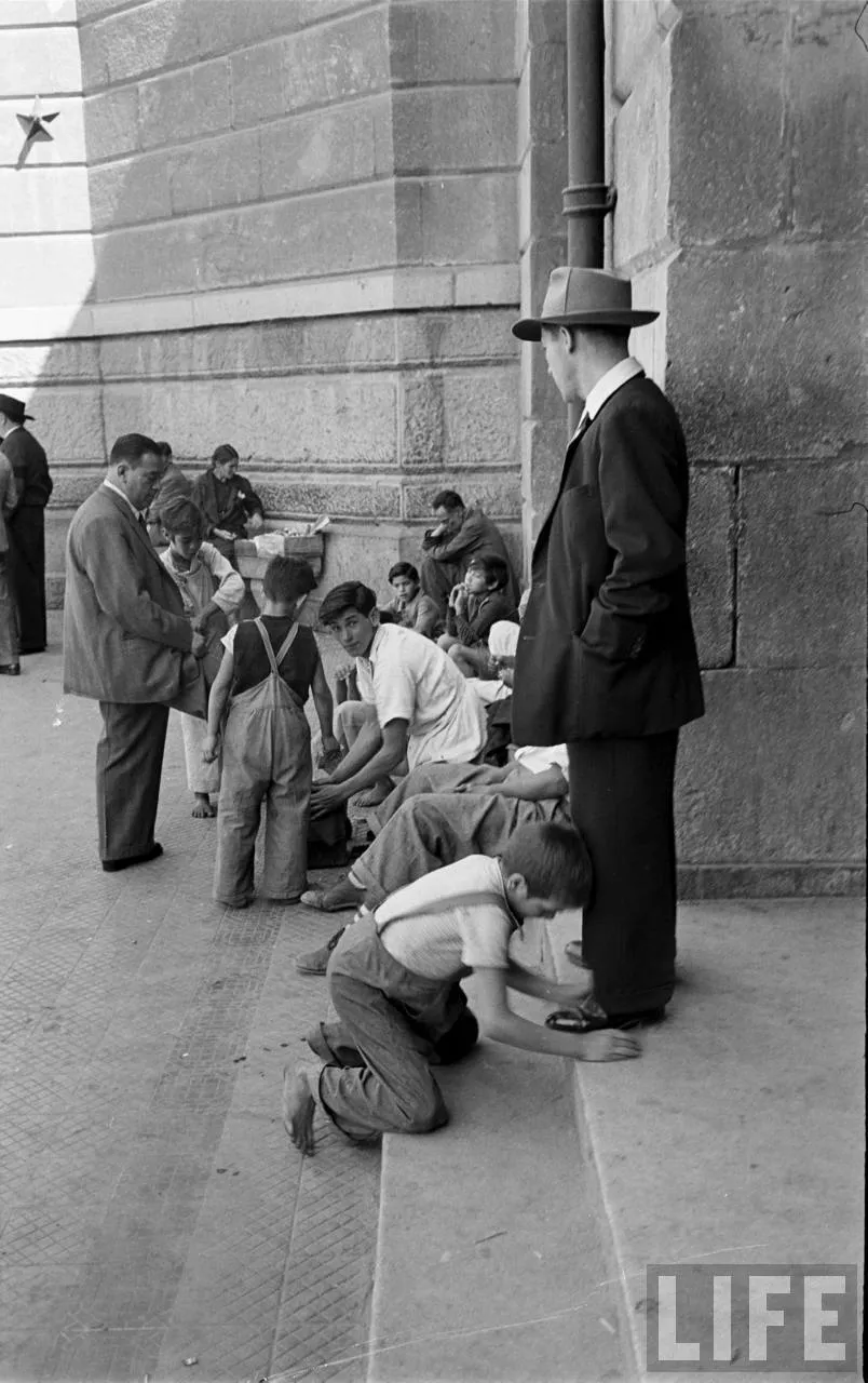 Niños lustrando zapatos en el Cementerio, 1950