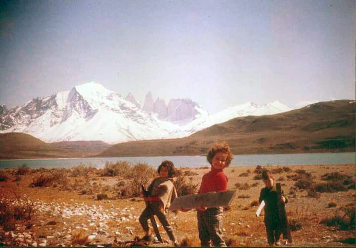 Acampando en laguna Amarga, valle Torres del Paine en 1958
