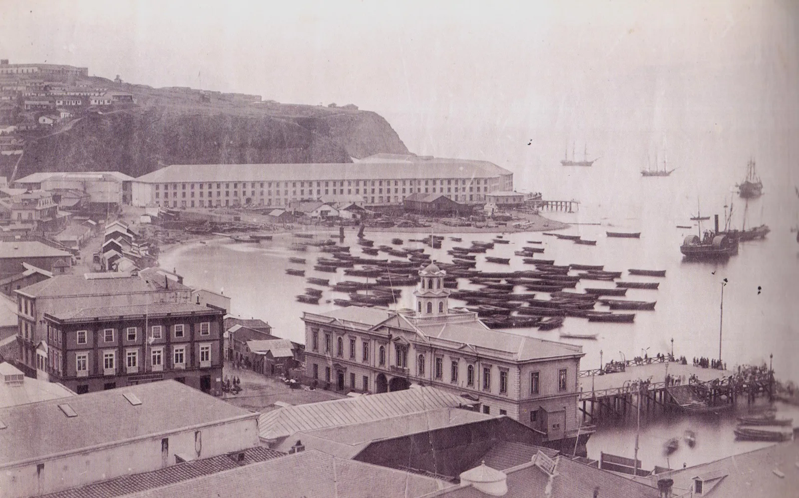 La Bolsa y Almacenes fiscales en Valparaíso año 1864
