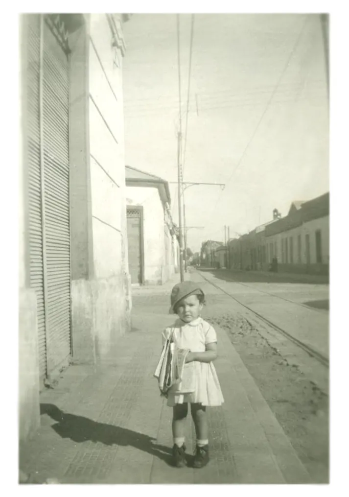 Niña con diarios en Santiago, 1959