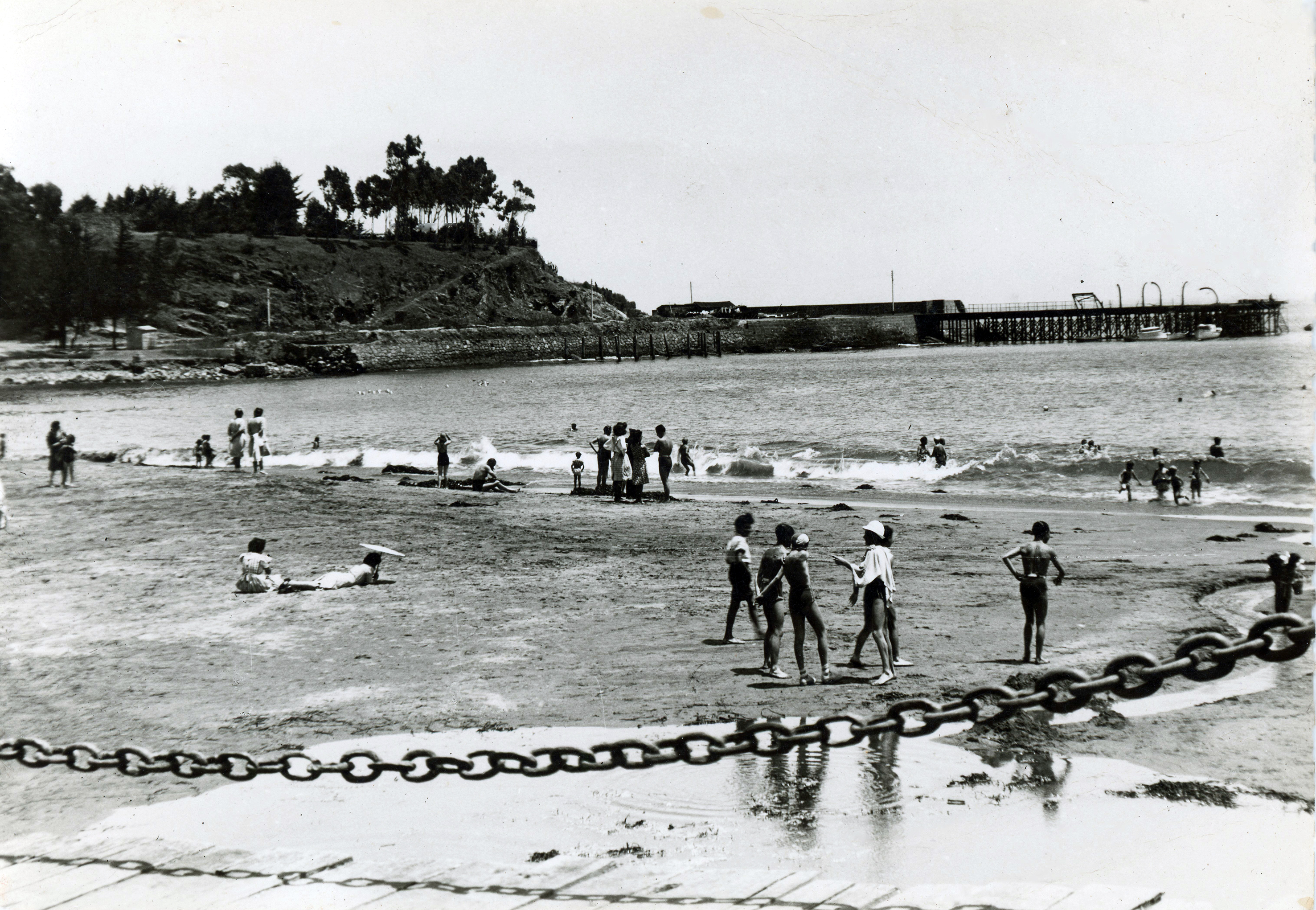 Playa y antiguo muelle de Papudo en 1950
