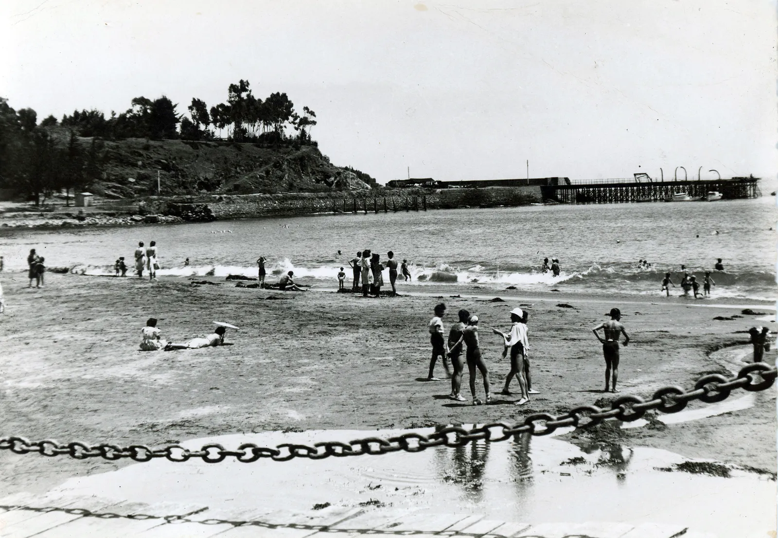 Playa y antiguo muelle de Papudo en 1950