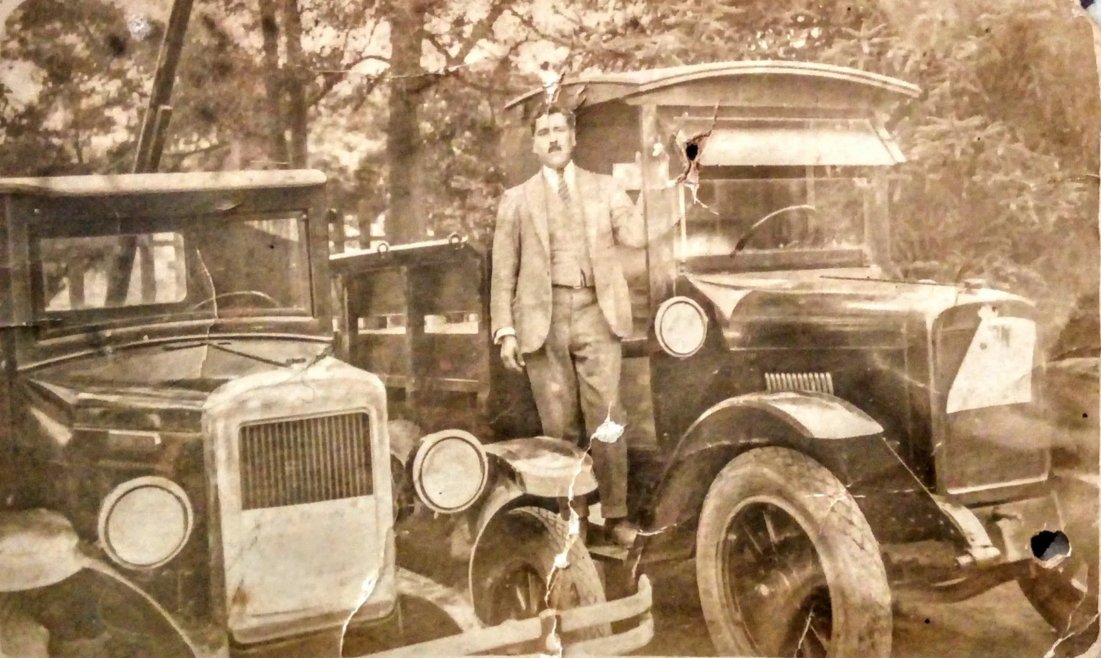 Hombre entre automóviles, 1917