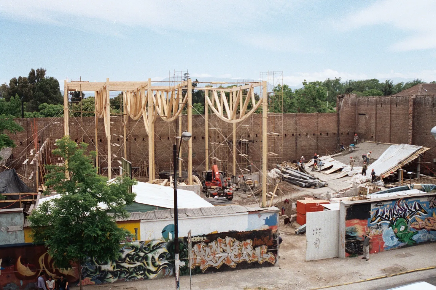 Construcción de Matucana 100 en el 2000