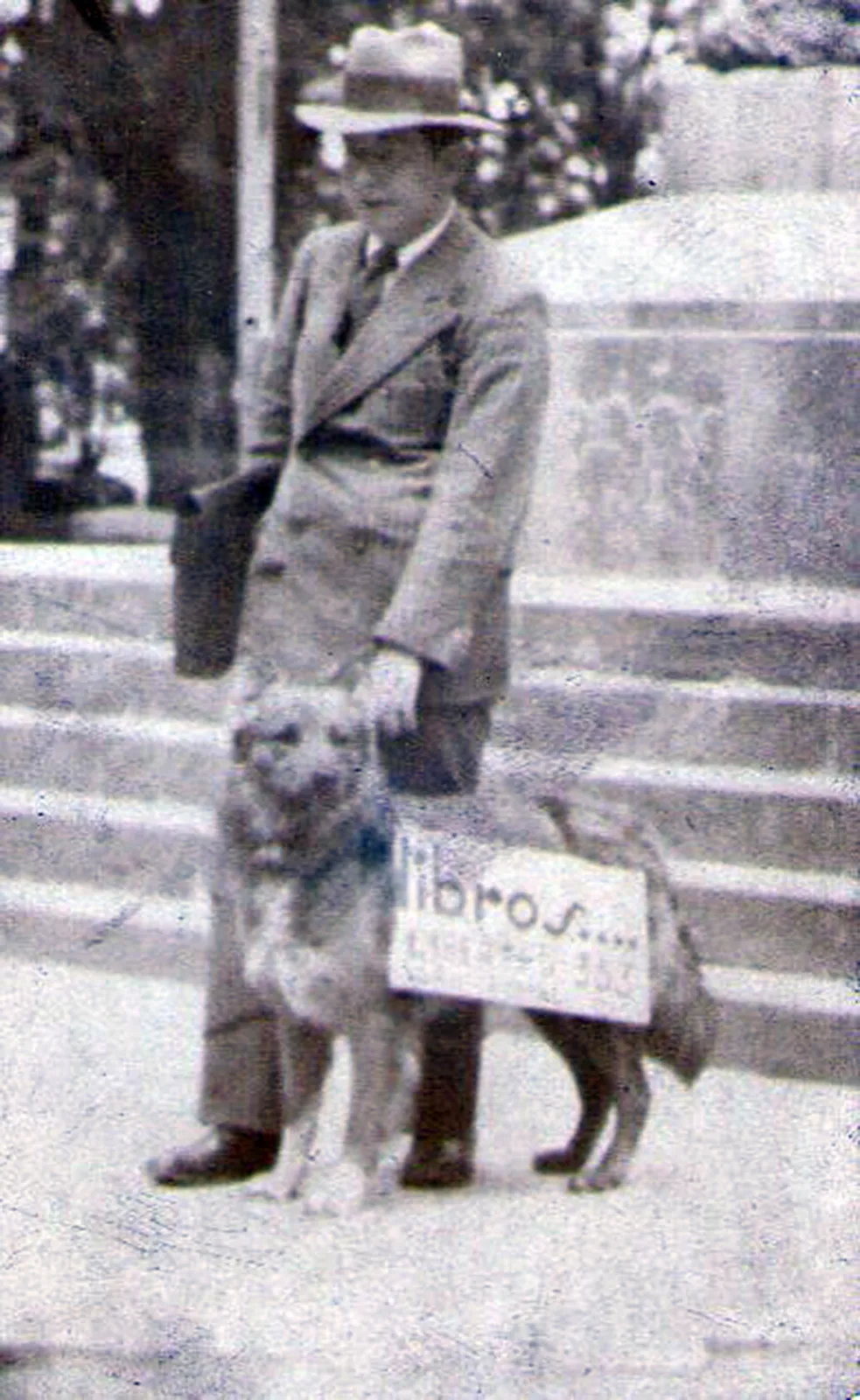 Propagandista y su perro, Talca 1930