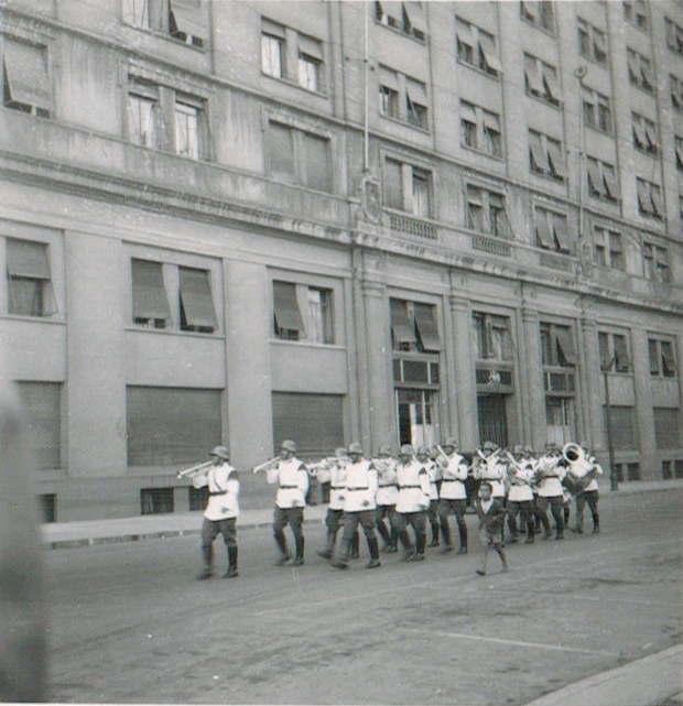Militares marchando frente al Ministerio de Defensa en 1945
