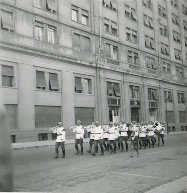 Militares marchando frente al Ministerio de Defensa en 1945