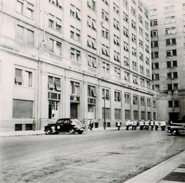 Militares marchando frente al Ministerio de Defensa, 1945