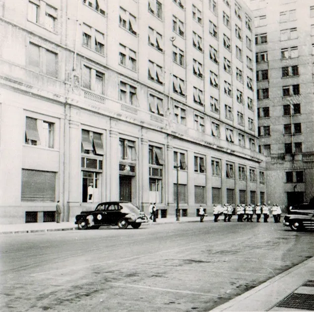 Militares marchando frente al Ministerio de Defensa, 1945