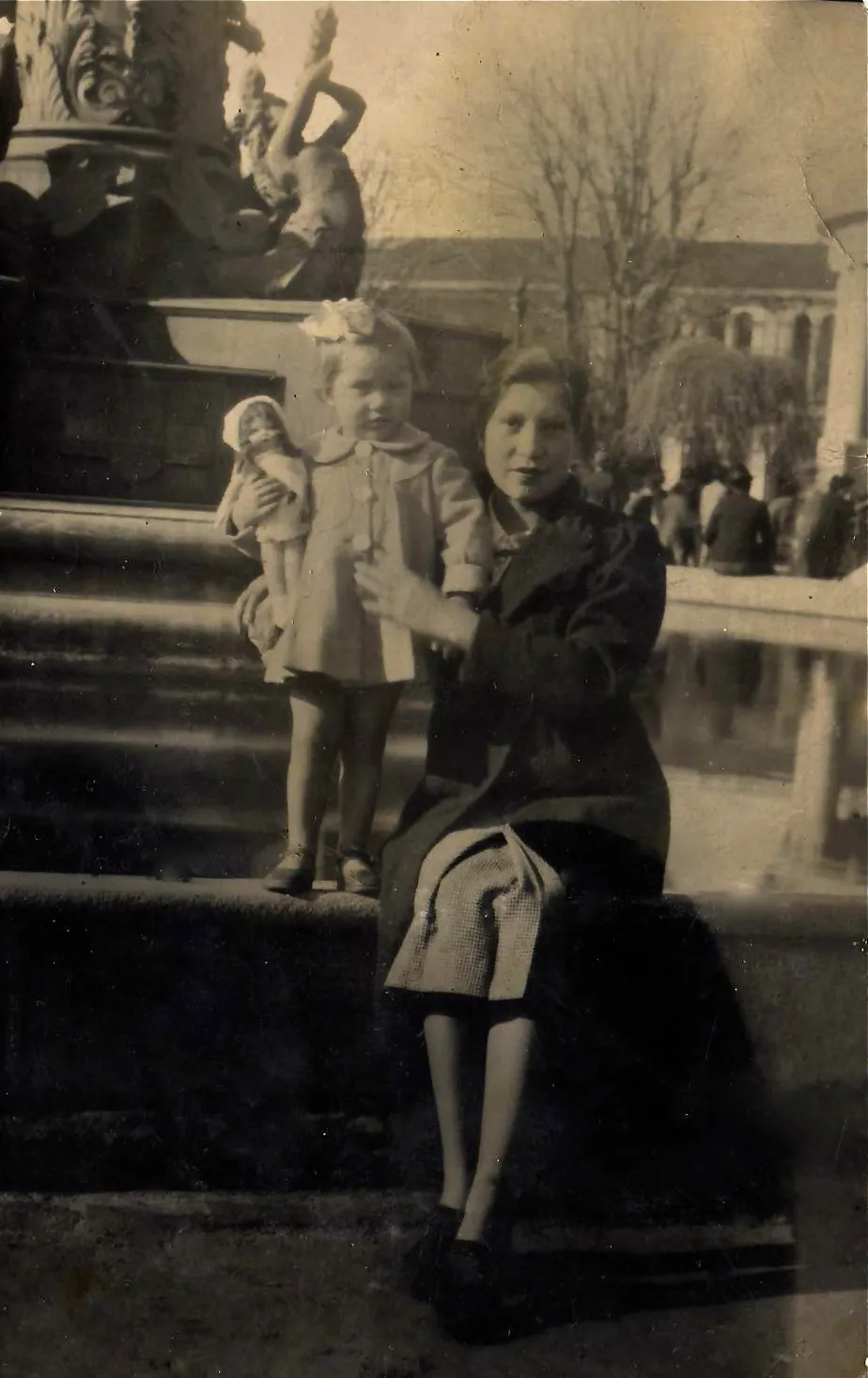 Madre e hija en la Plaza de armas de Concepción, 1941