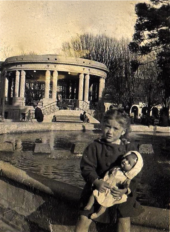 Niña en la Plaza de armas de Concepción en 1944