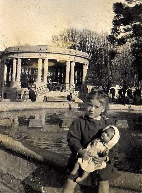 Niña en la Plaza de armas de Concepción en 1944