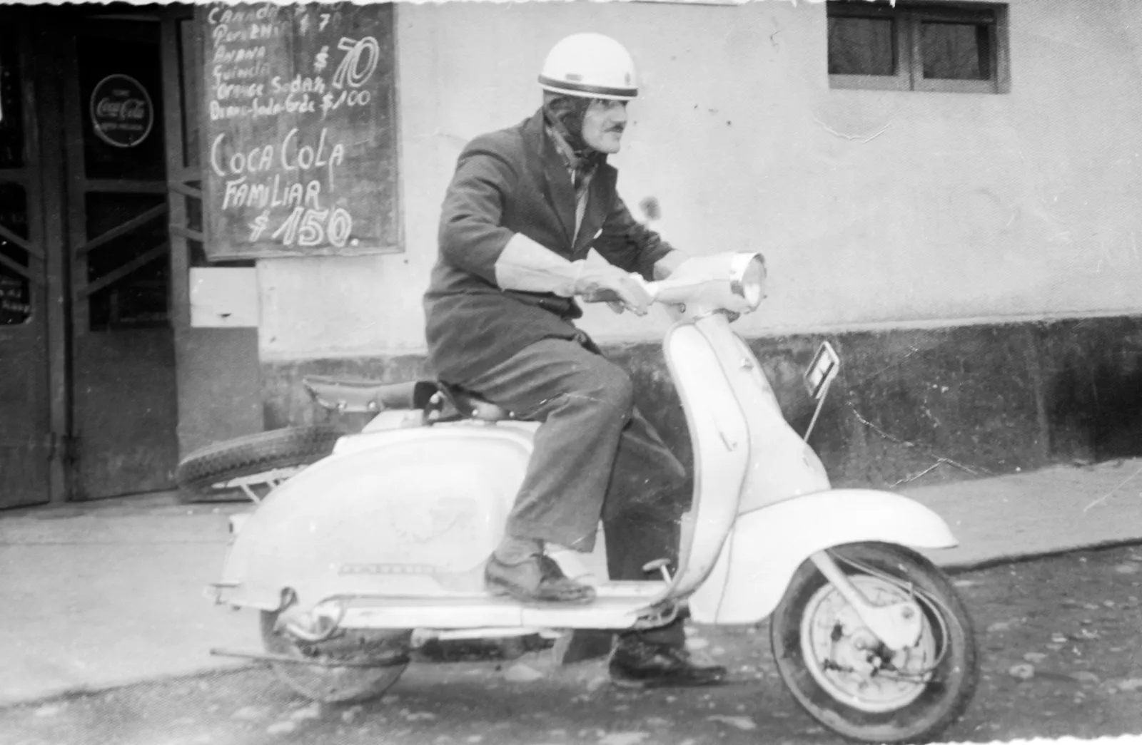 Don Nano y su moto en 1960
