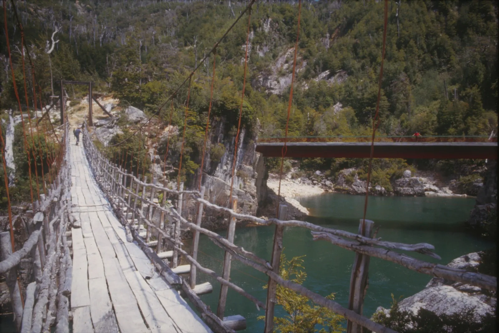 Puente colgante sobre río Cisnes en 1983