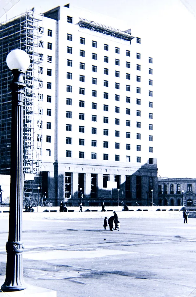 Construcción del Hotel Carrera en 1940