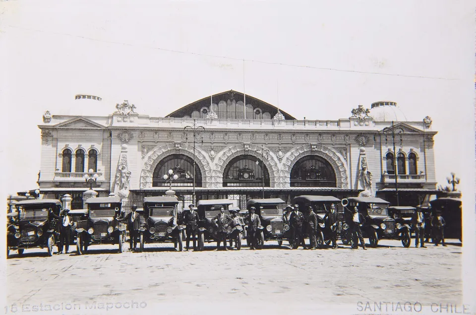 Taxis frente a la Estación Mapocho circa. 1913