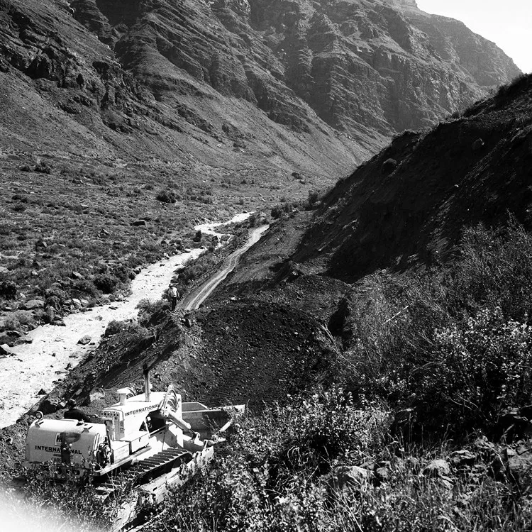Construcción del camino internacional a Mendoza, 1968