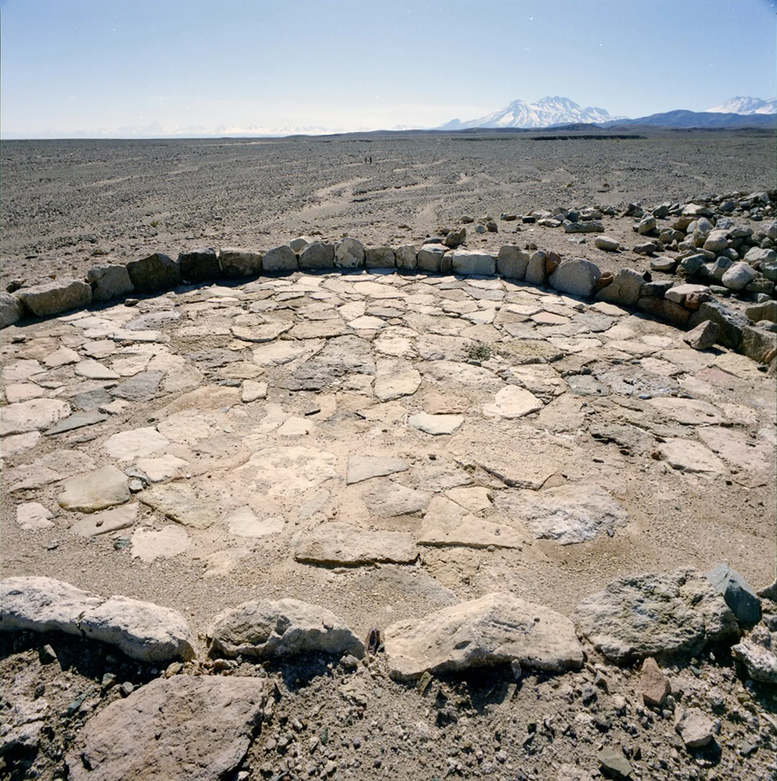 Ruinas prehispánicas en Peine, ca. 1990
