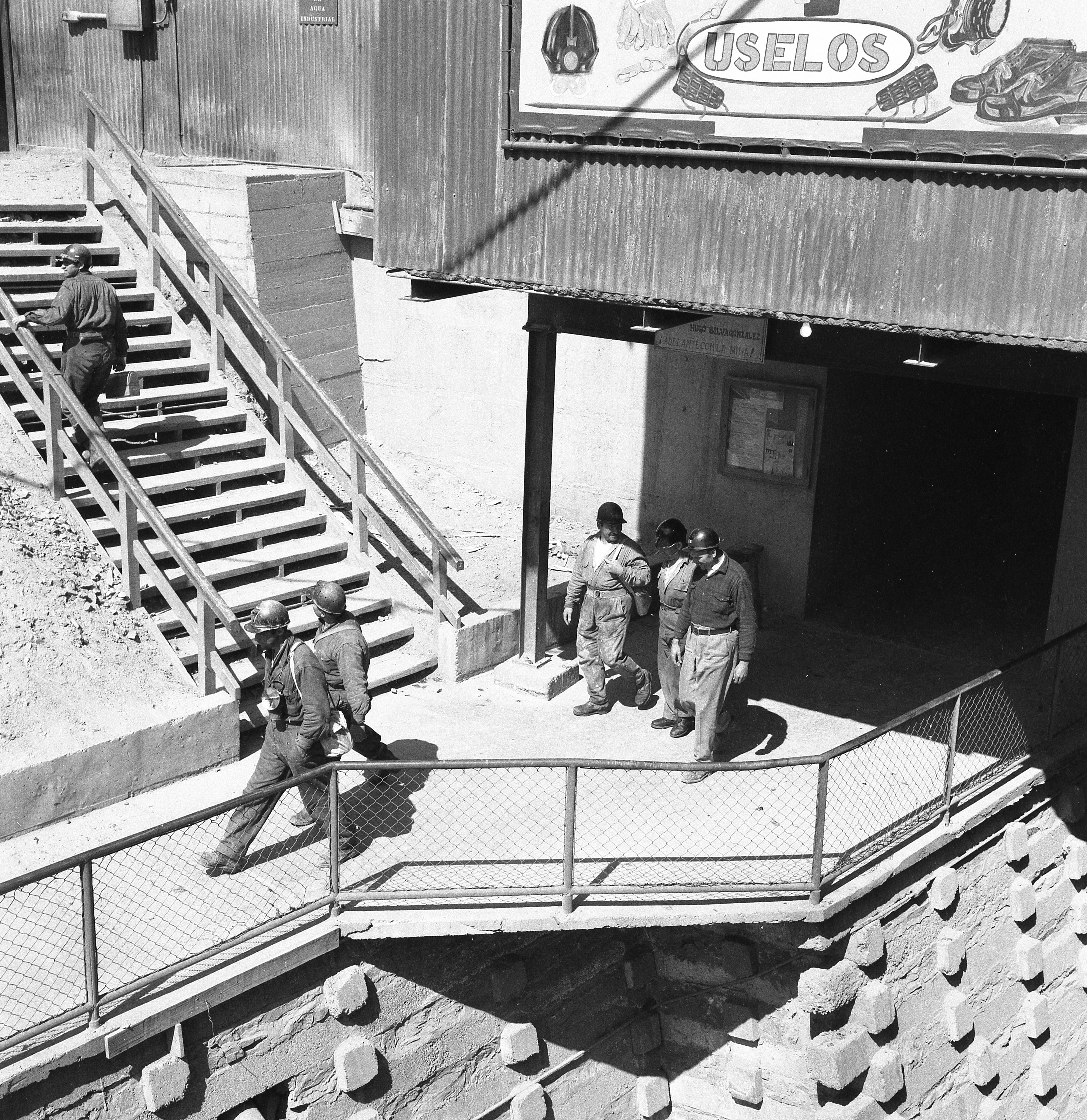 Mineros hacia la faena de Sewell, 1965