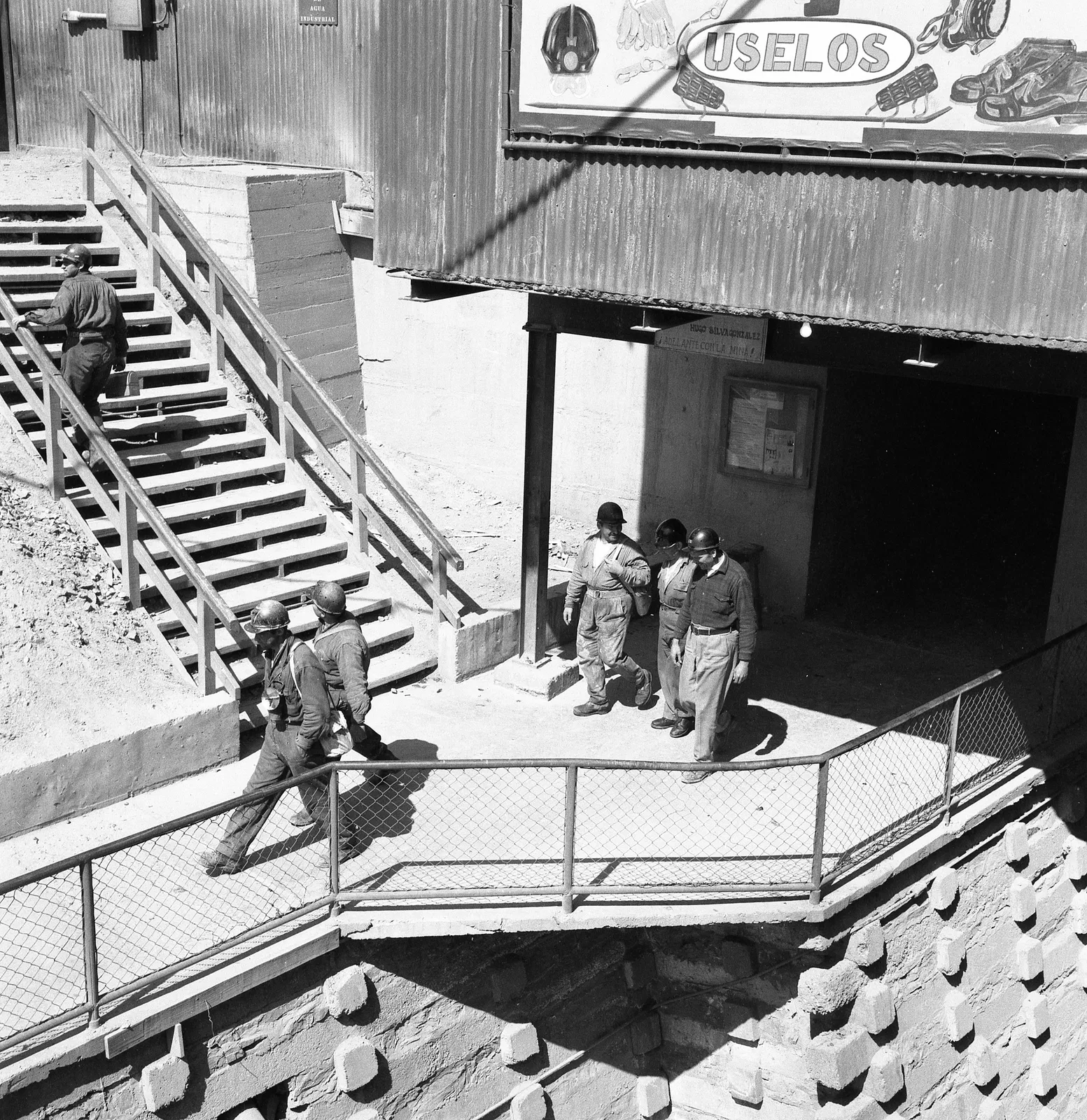 Mineros hacia la faena de Sewell, 1965