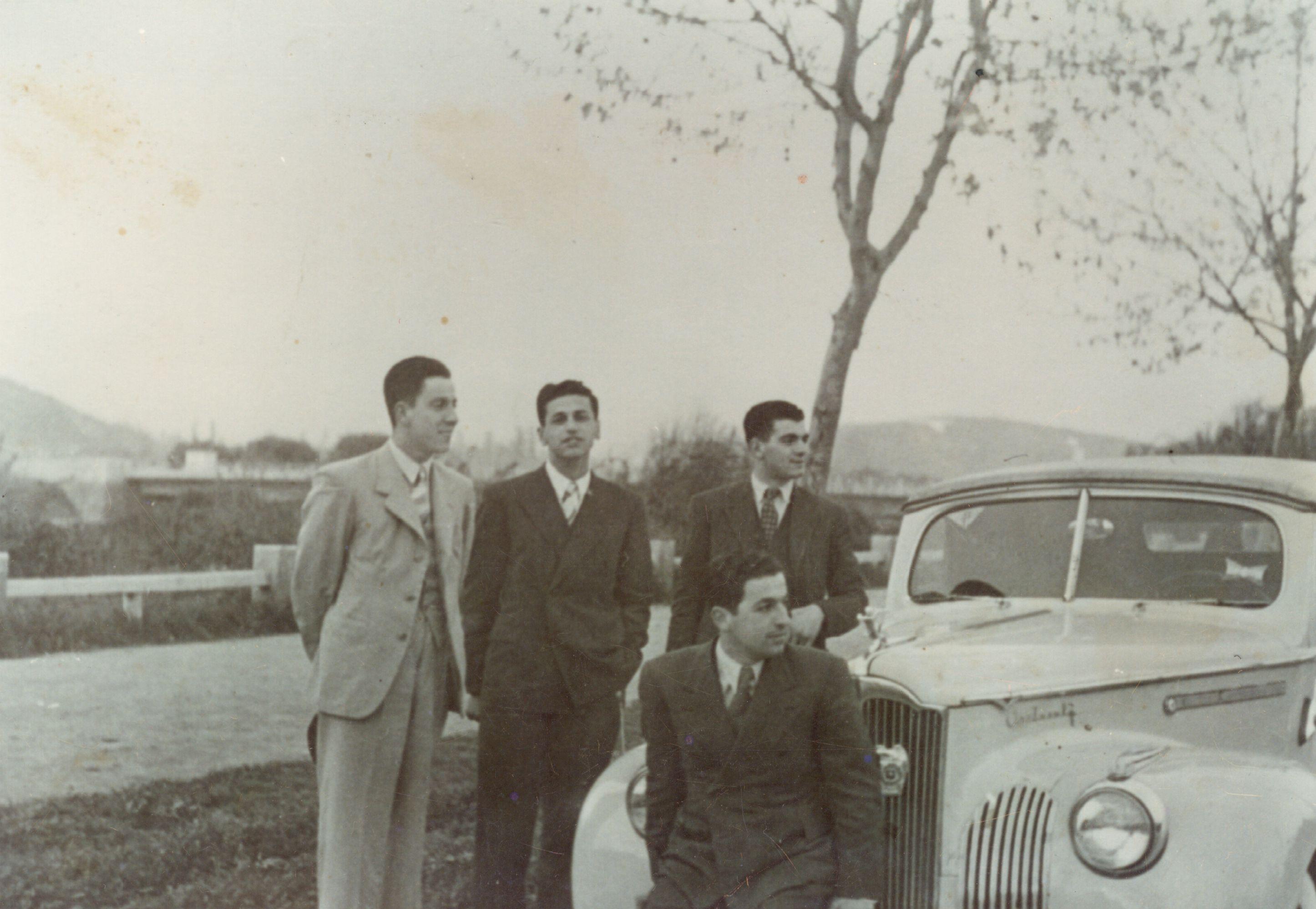 Amigos con su Packard 1943