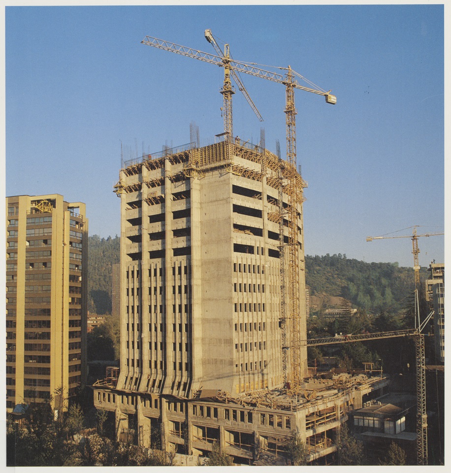 Edificio CChC en construcción en 1988