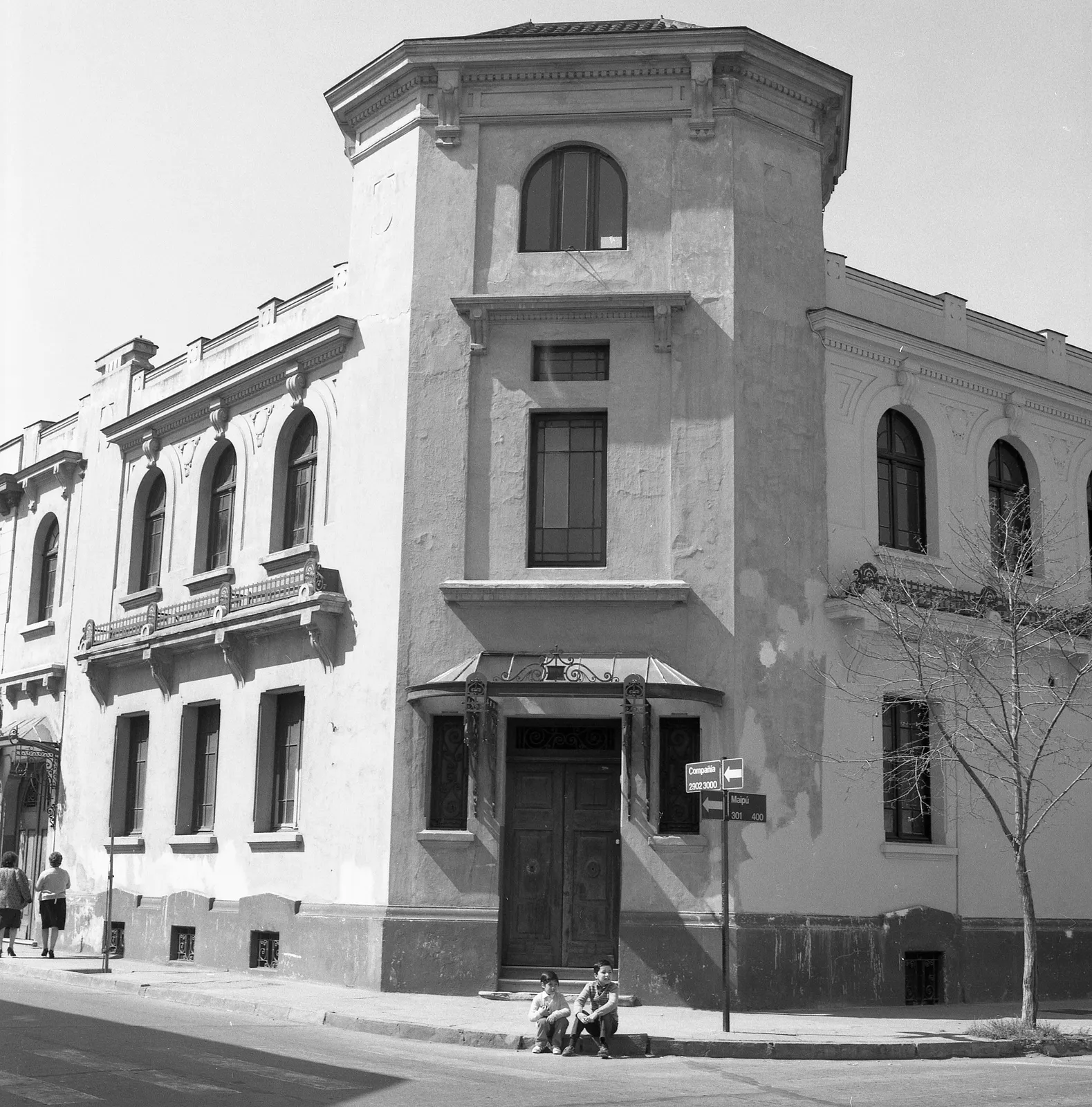 Edificio de esquina Maipú con Compañia, Santiago, 1975