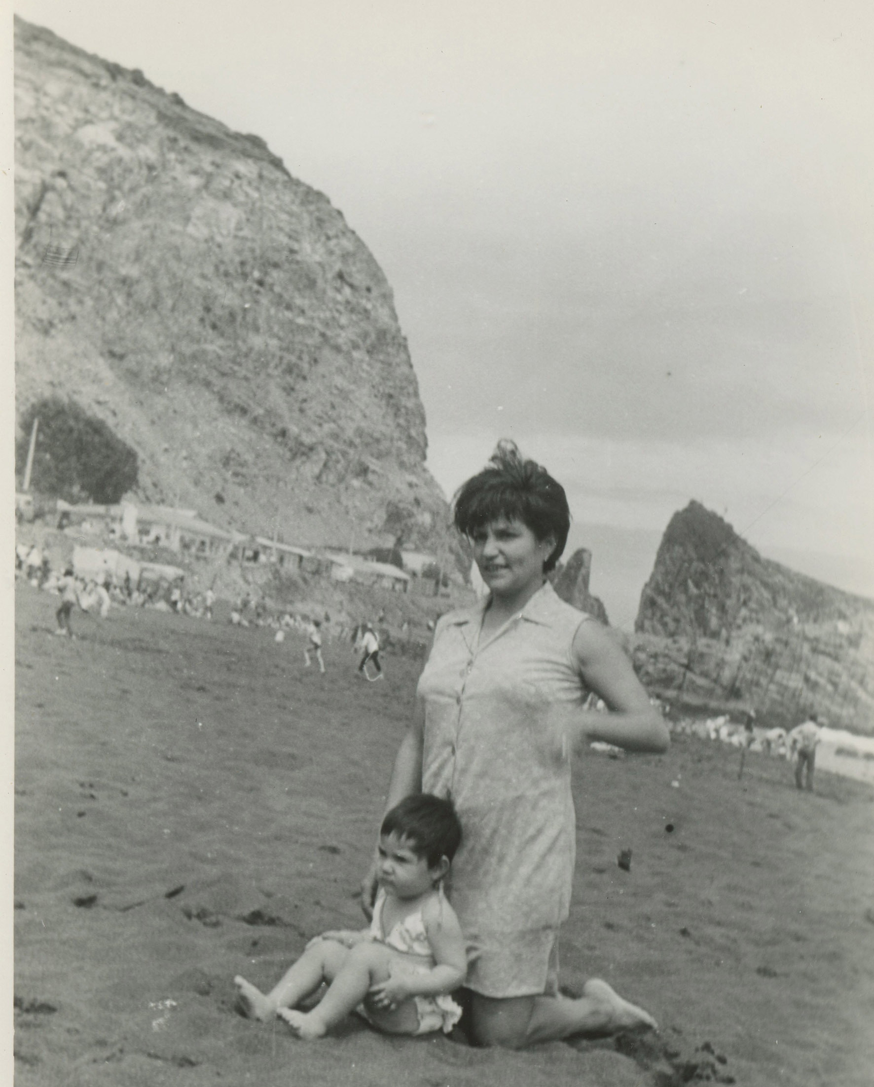 Madre e hijo en la playa de constitución en 1969