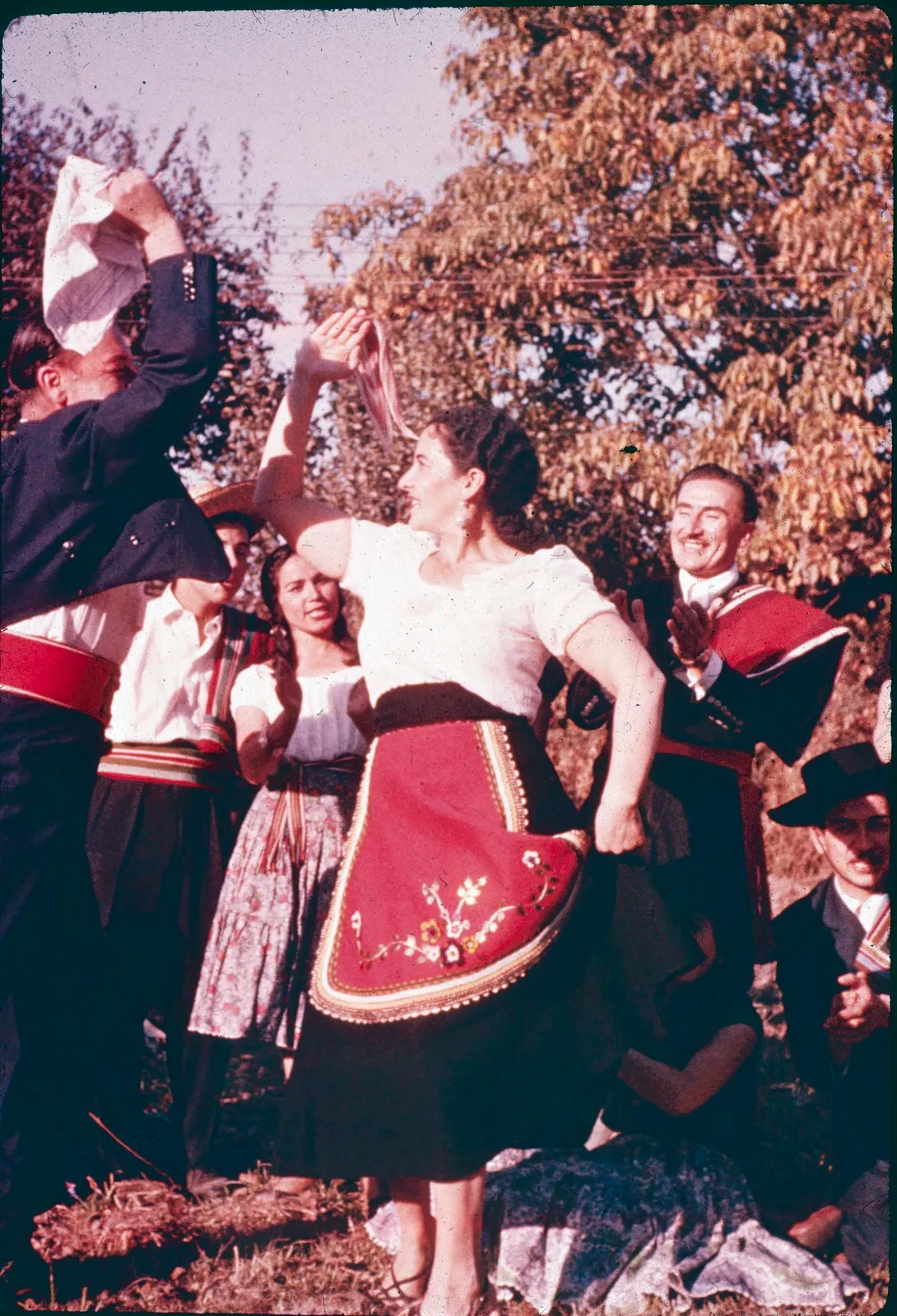 Huasa bailando cueca en los 60