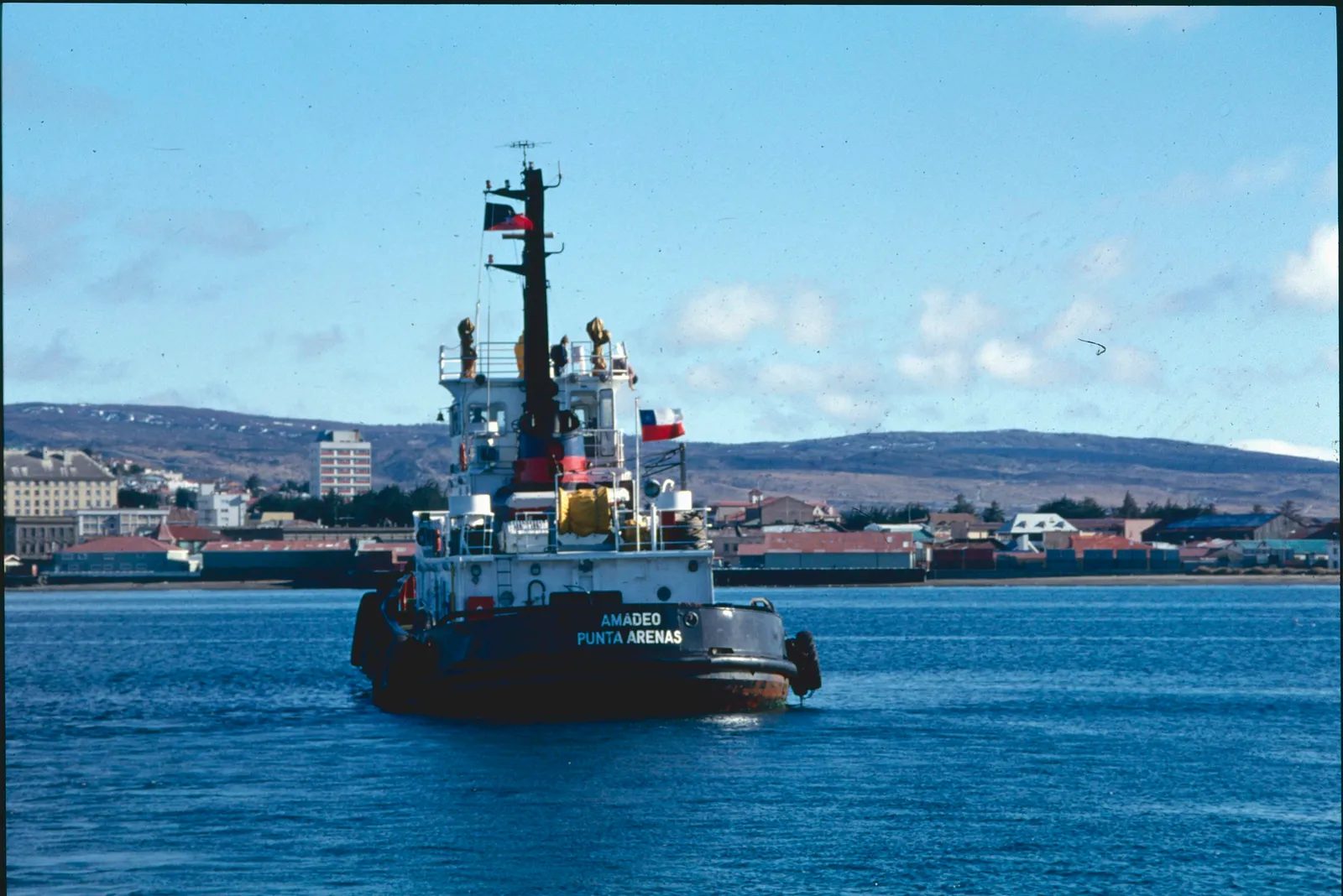 Barco frente a Punta Arenas, 1990