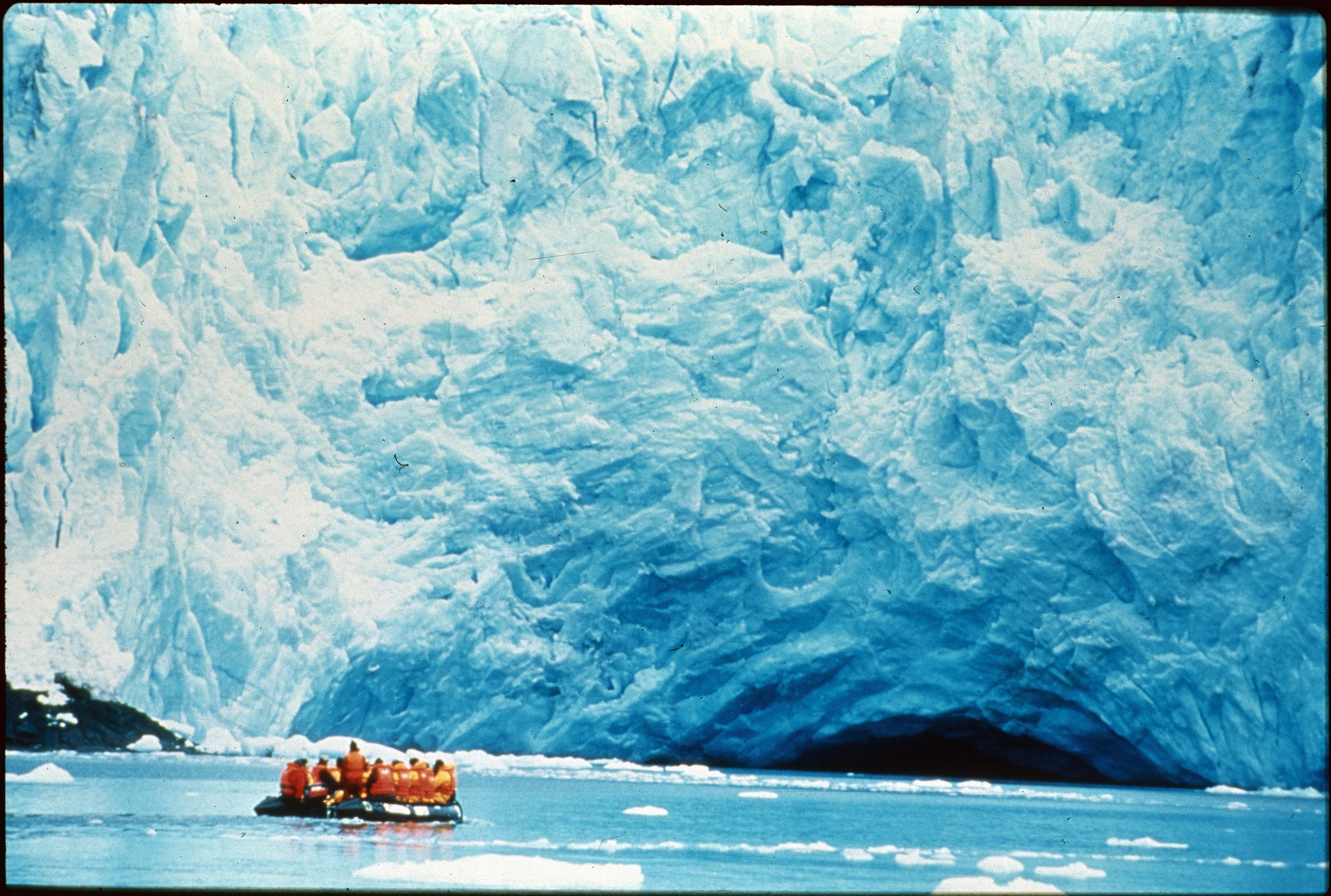 Turistas en glaciar en los 90s