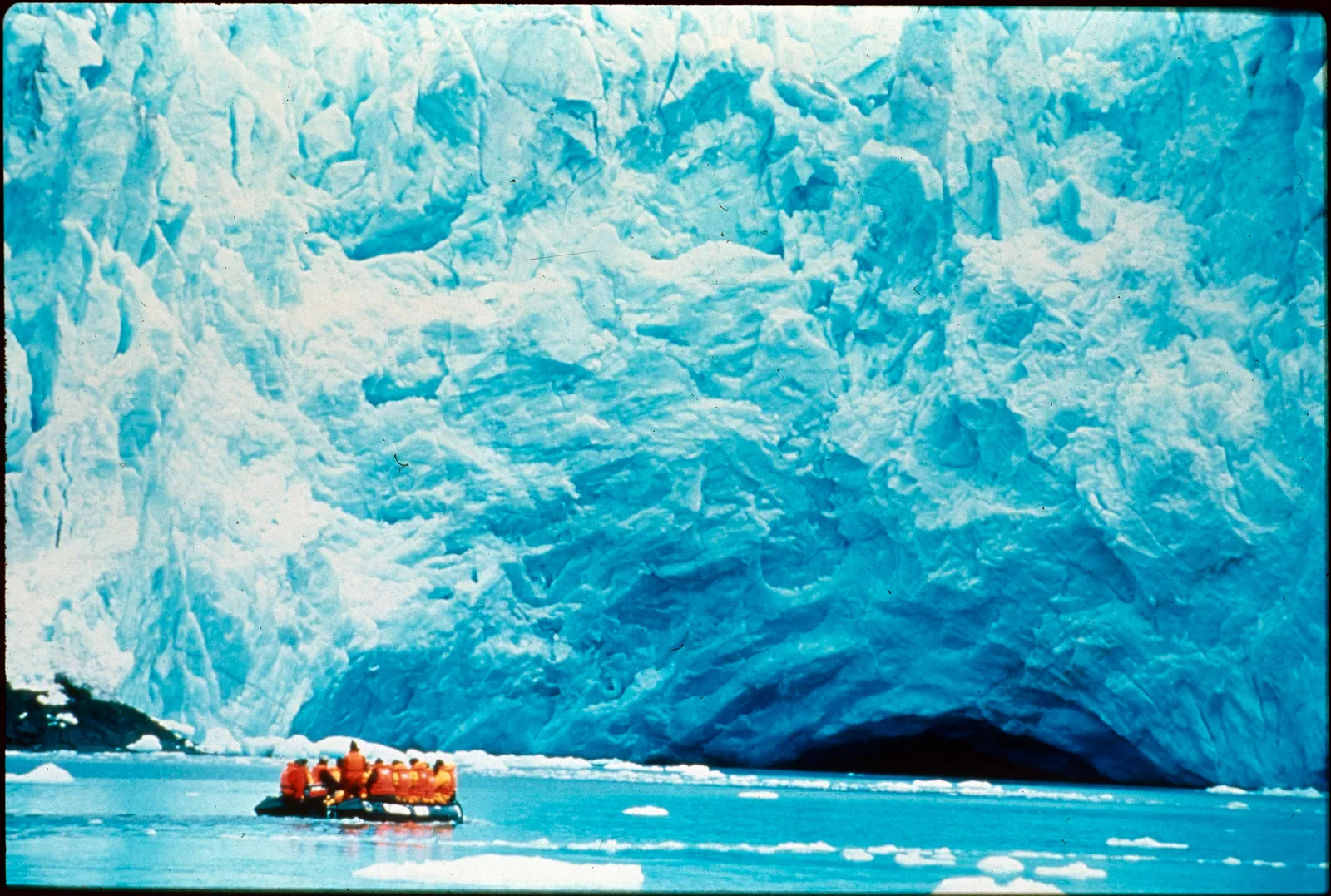 Turistas en glaciar en los 90s