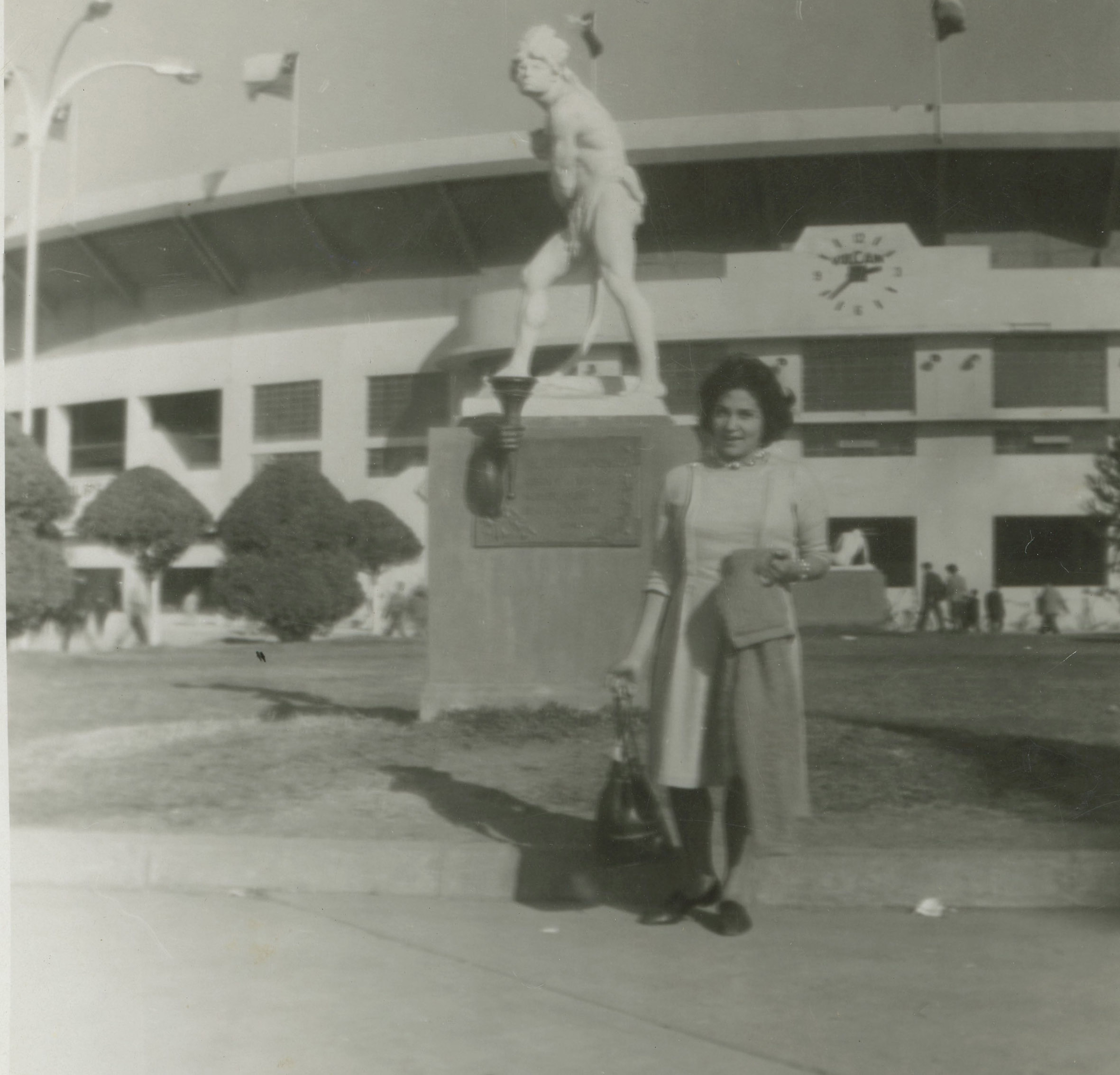 Joven en la entrada del Estadio Nacional para el mundial del 62