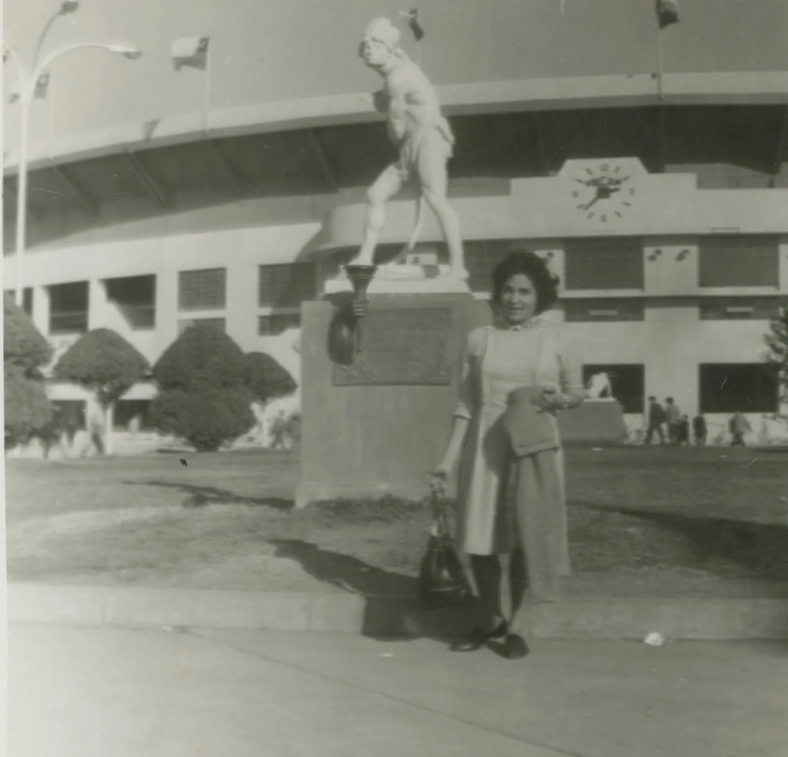 Joven en la entrada del Estadio Nacional para el mundial del 62
