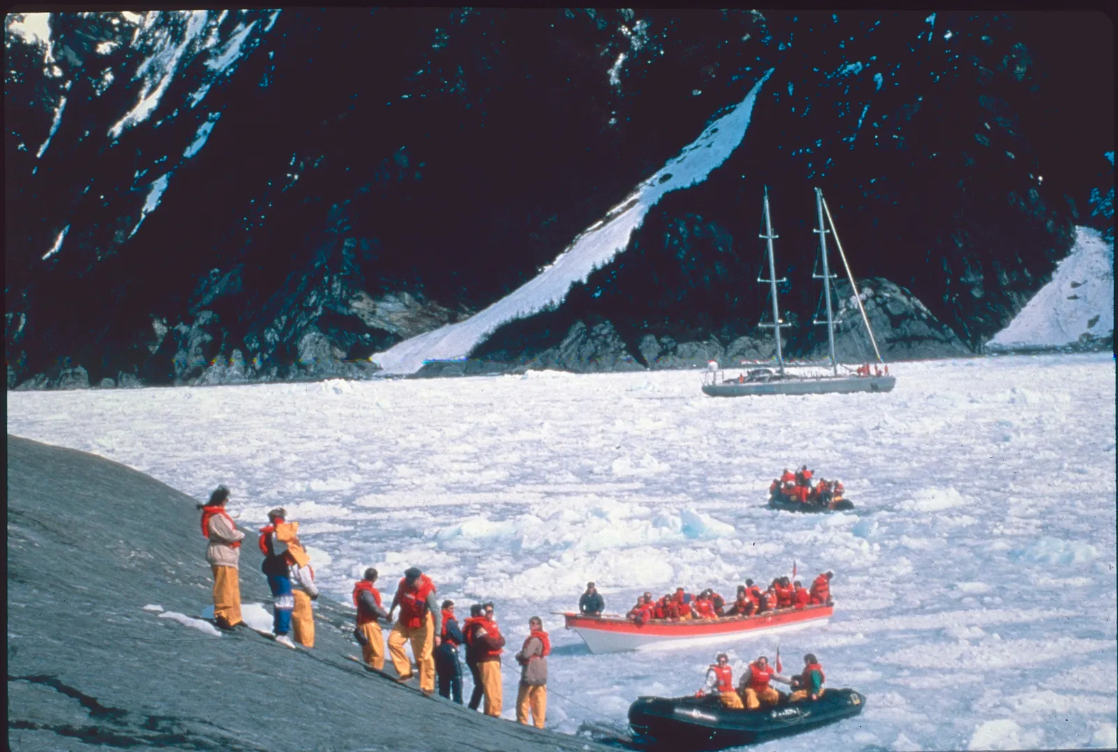 Turistas conociendo un glaciar en 1991