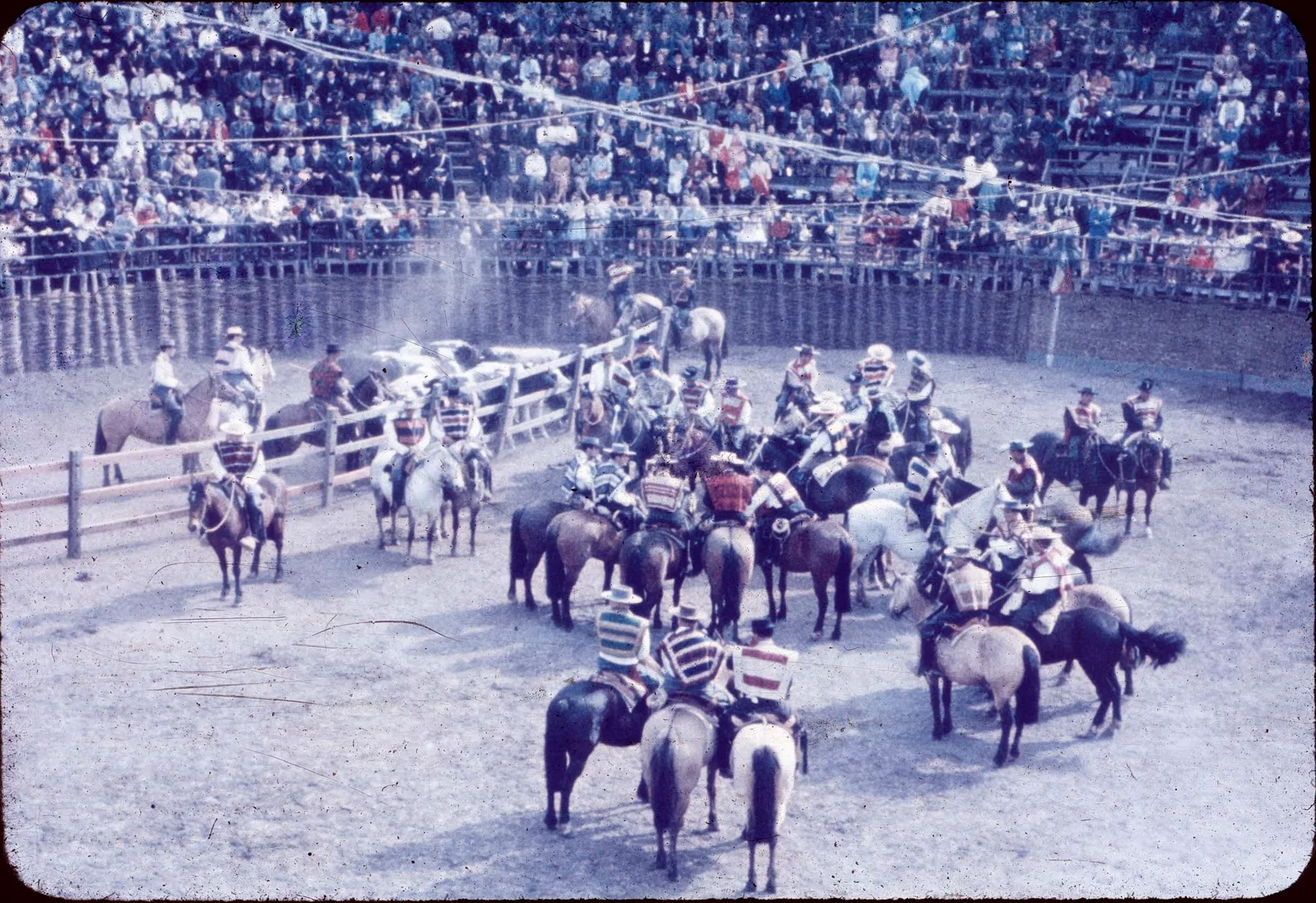 Huasos en rodeo de Curicó en los 60