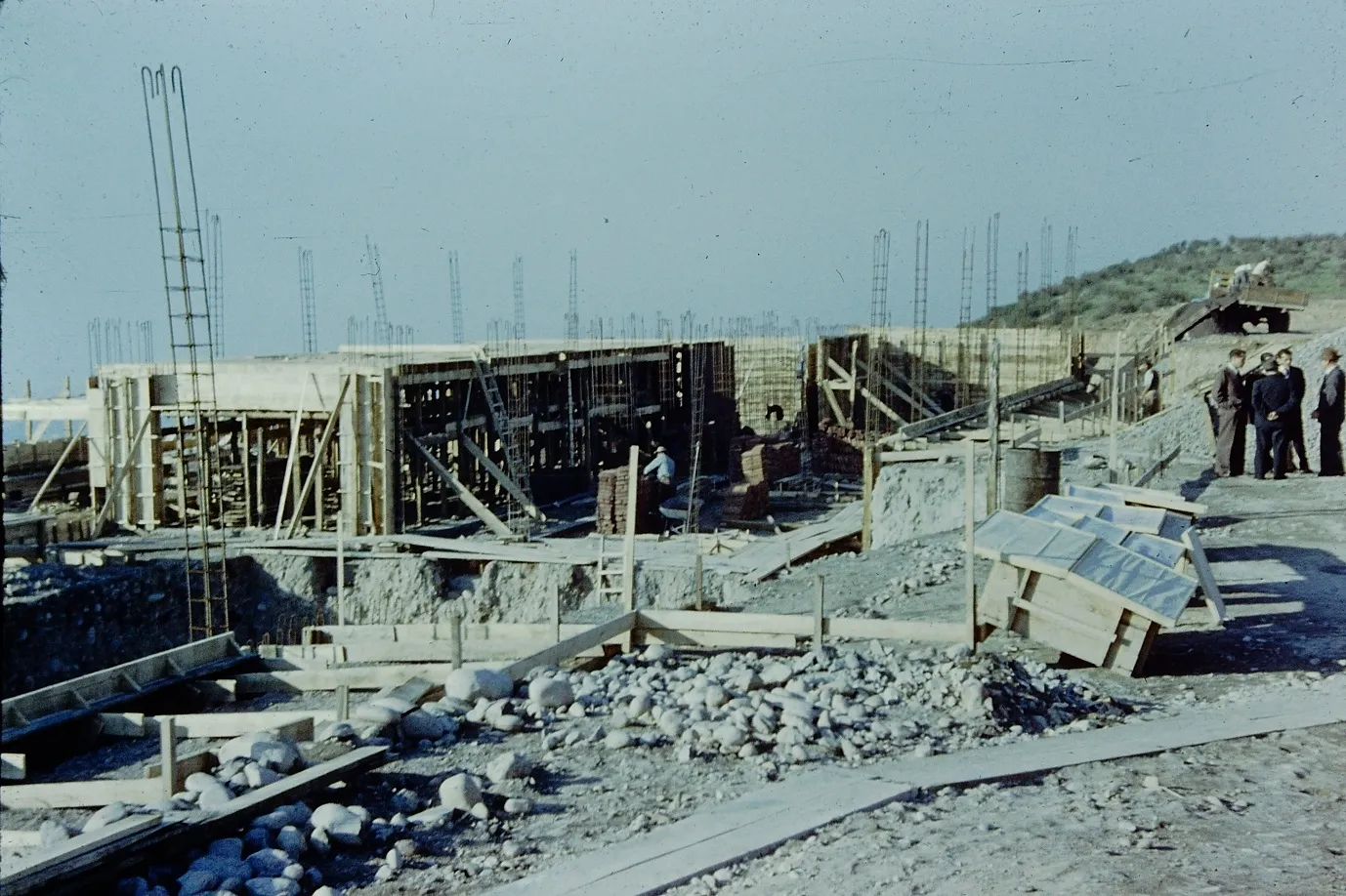Construcción observatorio Cerro Calán en 1958