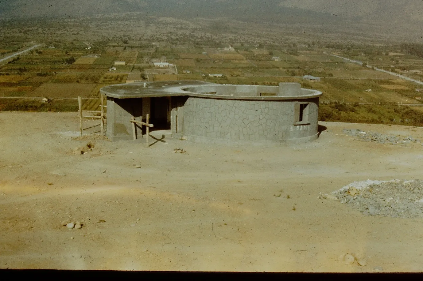 Construcción observatorio Cerro Calán en 1958